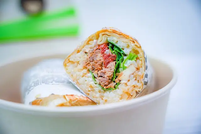 KUMA Hawaiian Poke & Sushi Burrito — foto 3
